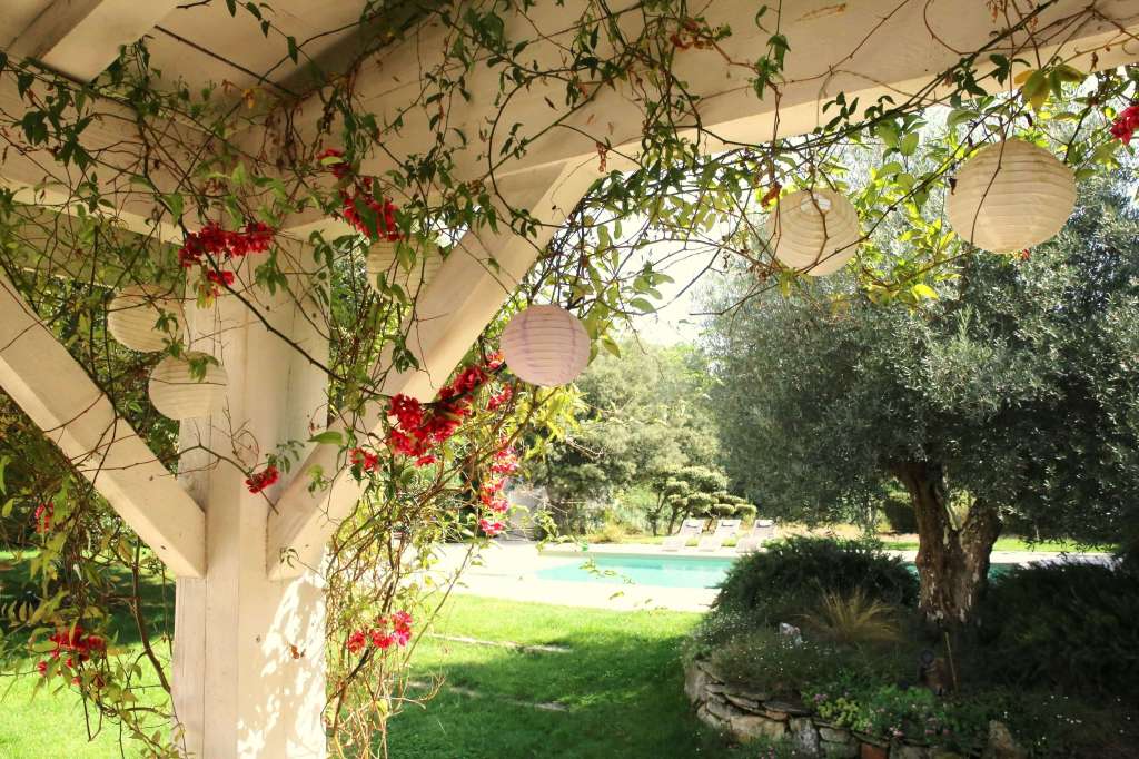 Vue terrasse sur jardin et piscine de la Maison de Valérie