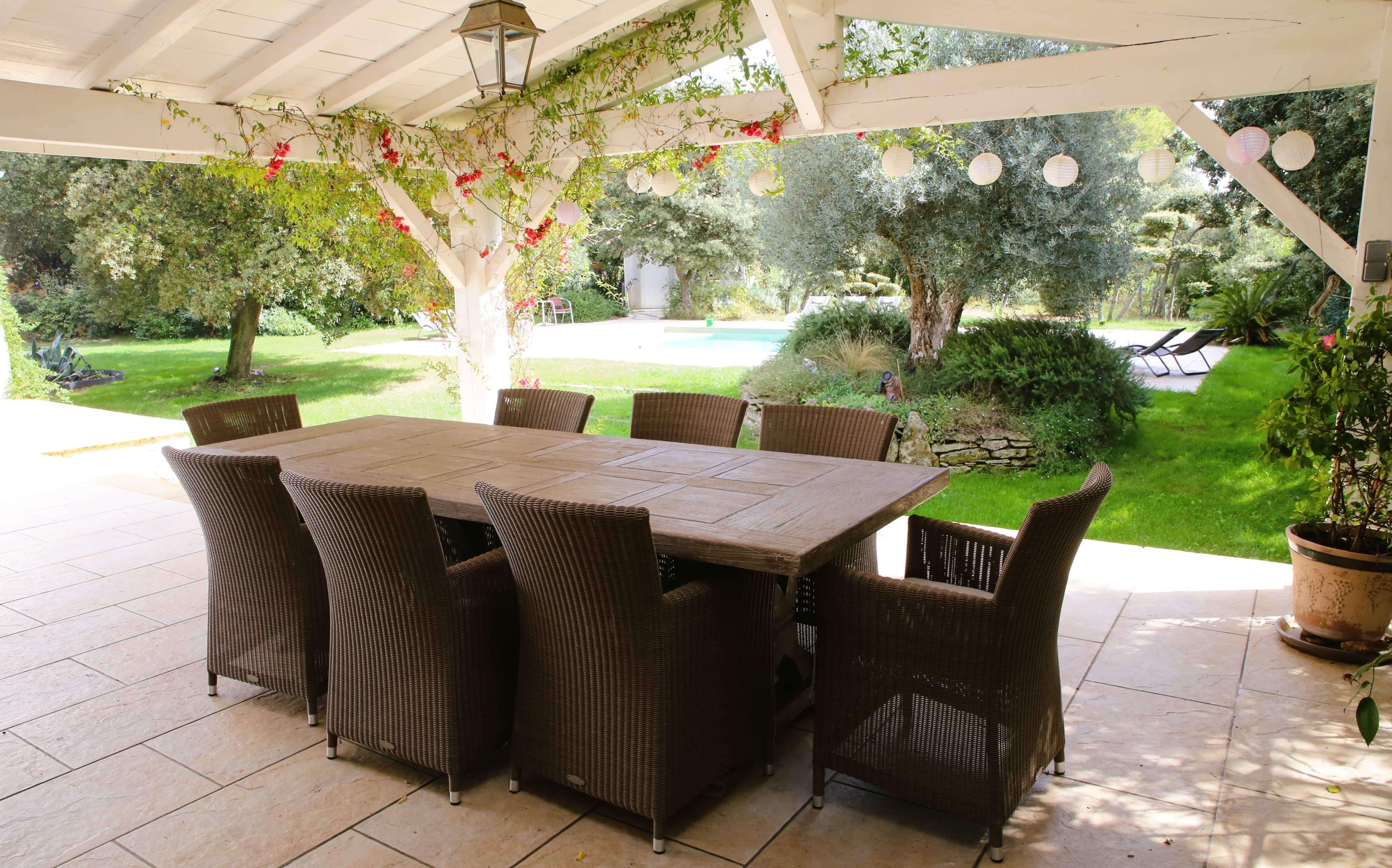 Table à manger extérieure avec vue piscine