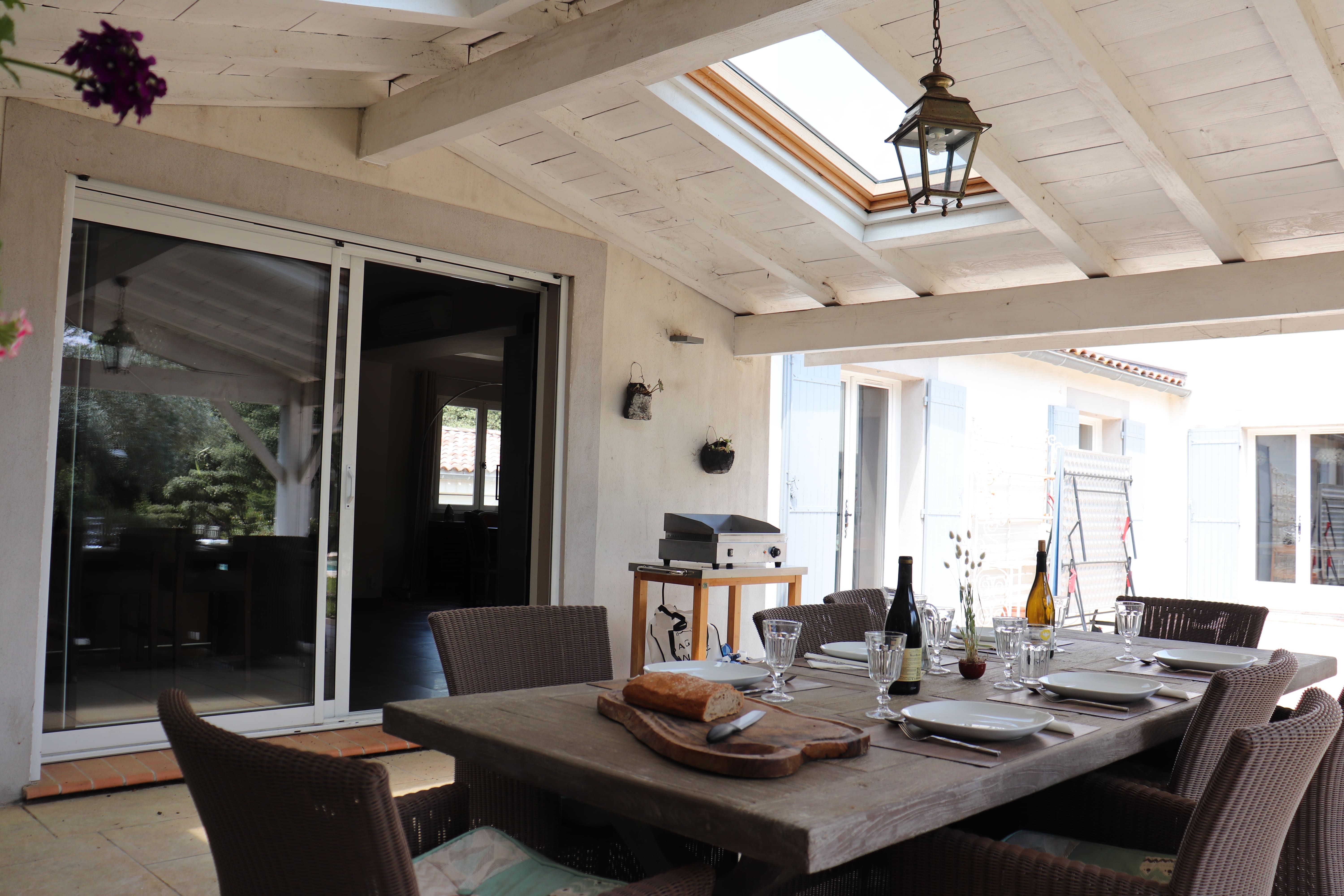 Terrasse extérieure couverte