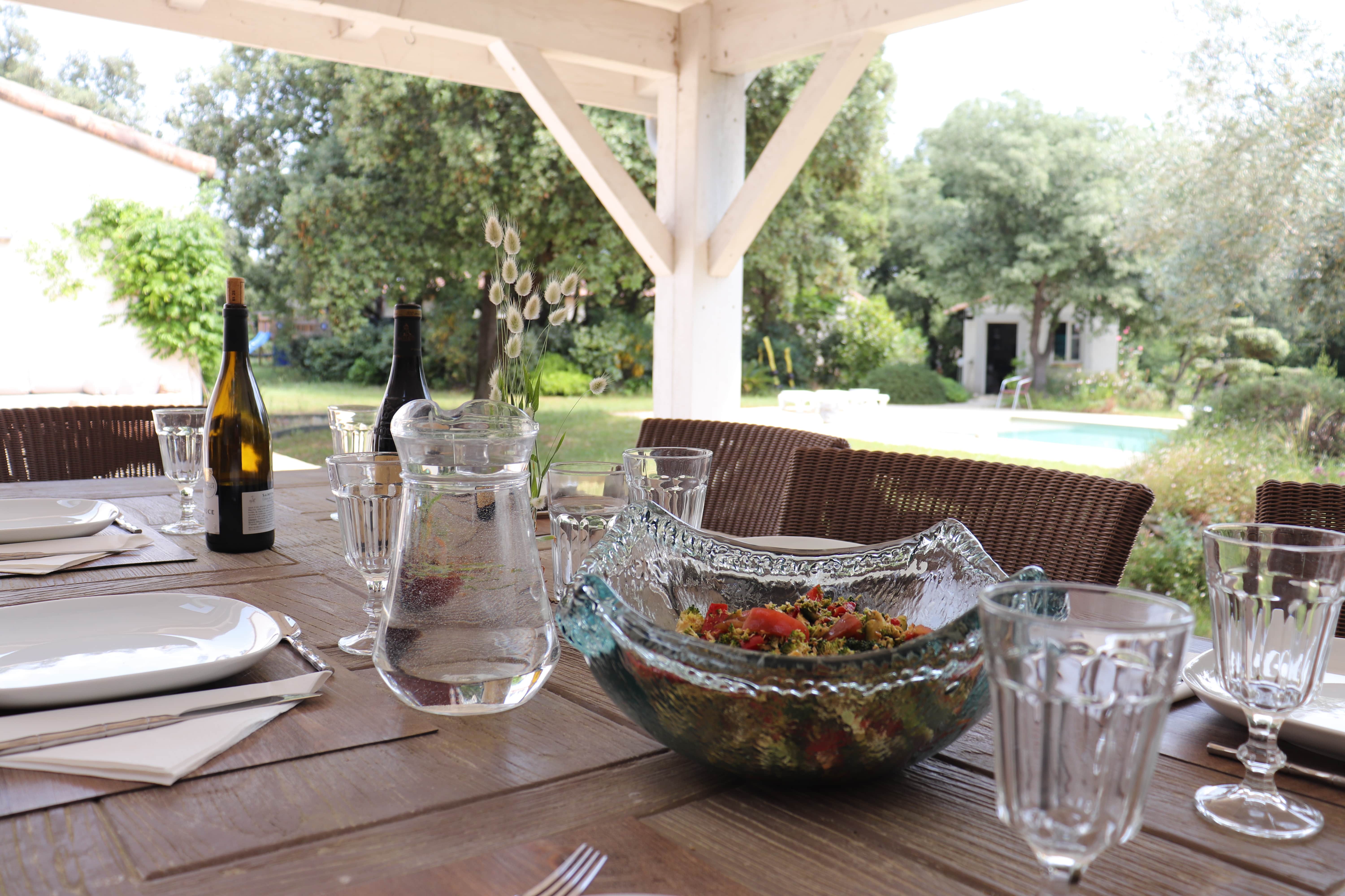 Table extérieure et vue sur la piscine