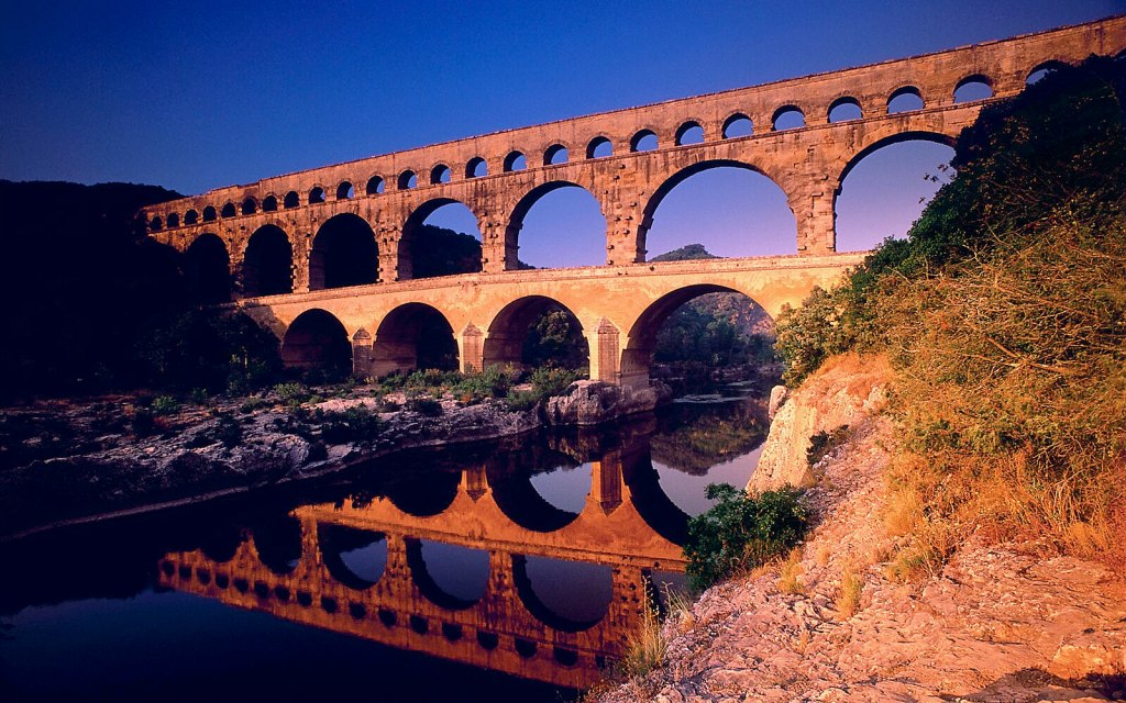 Pont du Gard de nuit, Occitanie, France